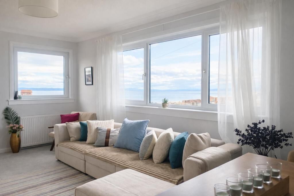 Comfort Suite, Sea View | Living area