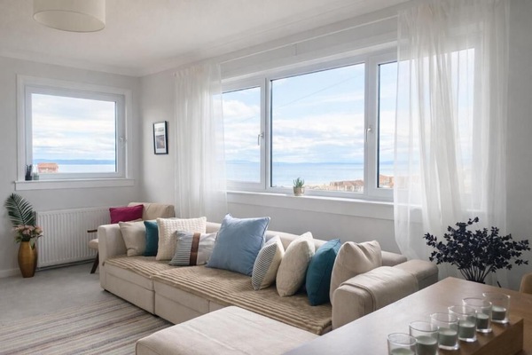 Comfort Suite, Sea View | Living area