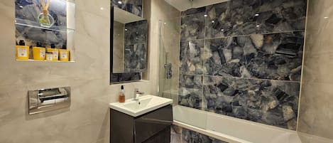 Secadora de cabello, toallas, papel de baño