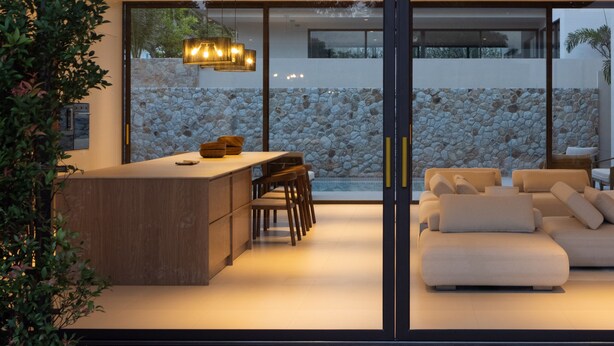 Un interno moderno con zona pranzo, cucina e angolo relax.