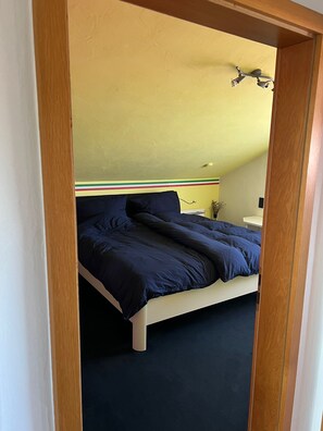 1 slaapkamer, een strijkplank/strijkijzer, wifi, beddengoed