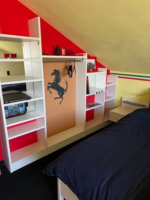 1 slaapkamer, een strijkplank/strijkijzer, wifi, beddengoed