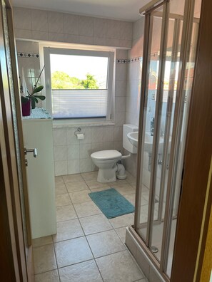 Een douche, een haardroger, handdoeken, zeep