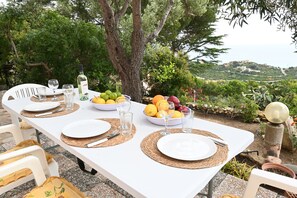 Outdoor dining - Vrbo Property (Costa Rei)