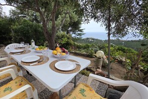 Outdoor dining - Vrbo Property (Costa Rei)