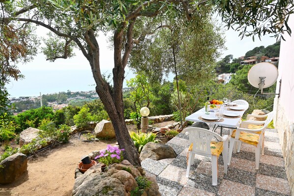 Outdoor dining - Vrbo Property (Costa Rei)