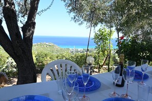 A table set for a meal with a view of the sea. - Two double rooms with a beautiful ocean view in Costa Rei   (Costa Rei)