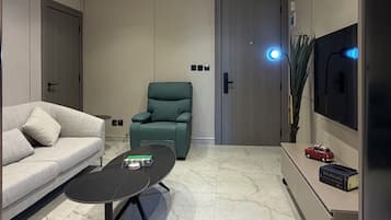 Apartment, 1 Bedroom, Accessible, Smoking | Living room
