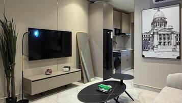 Apartment, 1 Bedroom, Accessible, Smoking | Living room