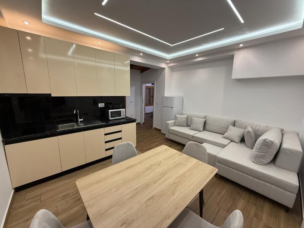 Una cocina moderna con comedor, sofá y lámpara.