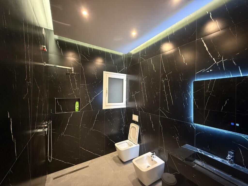 Luxe tweepersoonskamer, balkon | Badkamer | Een douche, gratis toiletartikelen, handdoeken, zeep