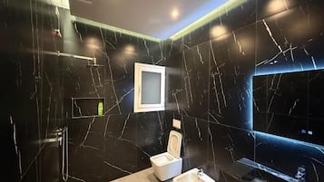 Luxe tweepersoonskamer, balkon | Badkamer | Een douche, gratis toiletartikelen, handdoeken, zeep