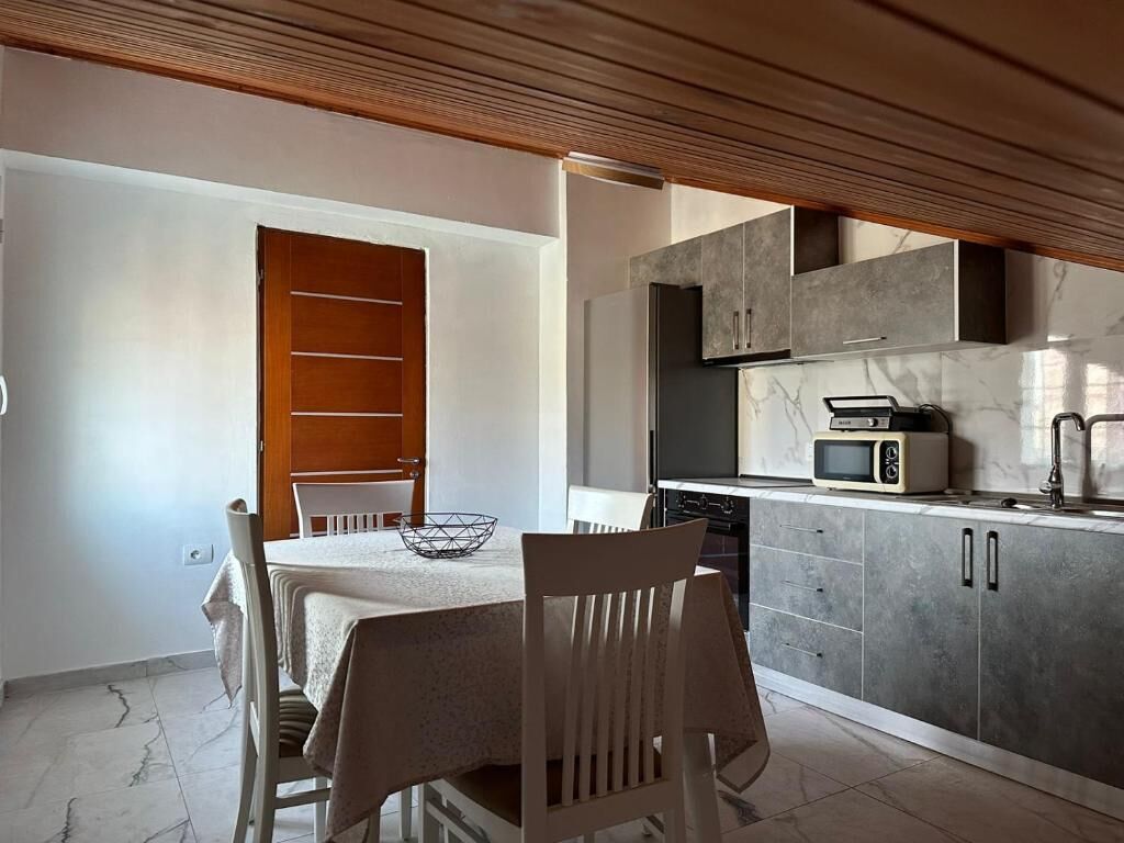 Deluxe Double Room, Balcony, City View | Dapur peribadi | Peti sejuk 