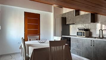 Deluxe Double Room, Balcony, City View | Dapur peribadi | Peti sejuk