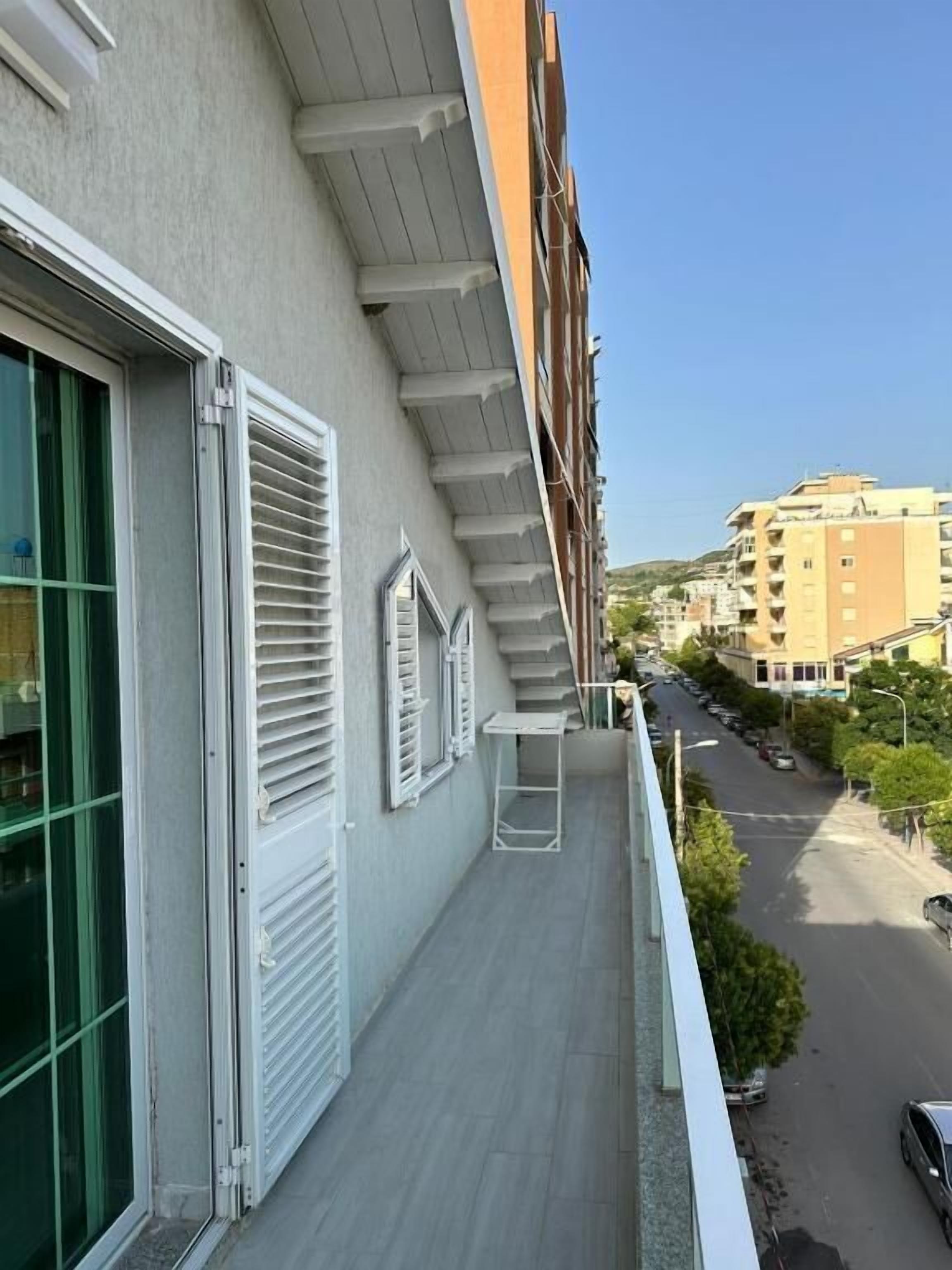 Un balcón con vista a una calle y edificios.