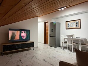 Habitación doble Deluxe, balcón | Escritorio y wifi gratis 