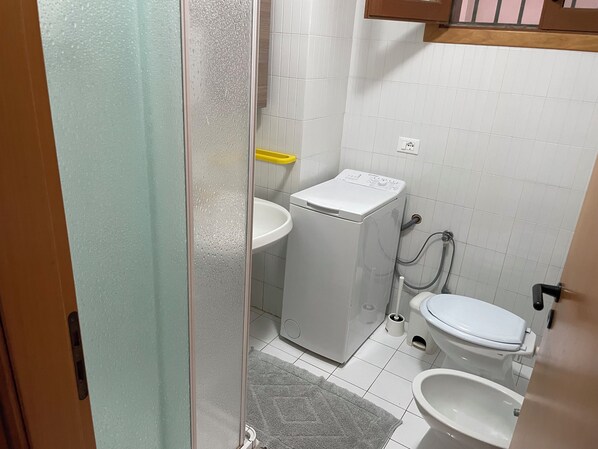 Dusche, Haartrockner, Handtücher, Seife