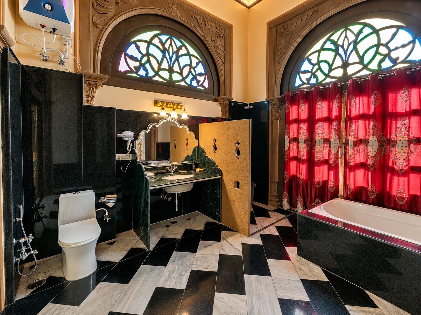 Een badkamer met een zwart-wit geruite vloer, een wit toilet, een wastafel met spiegel en een douche.