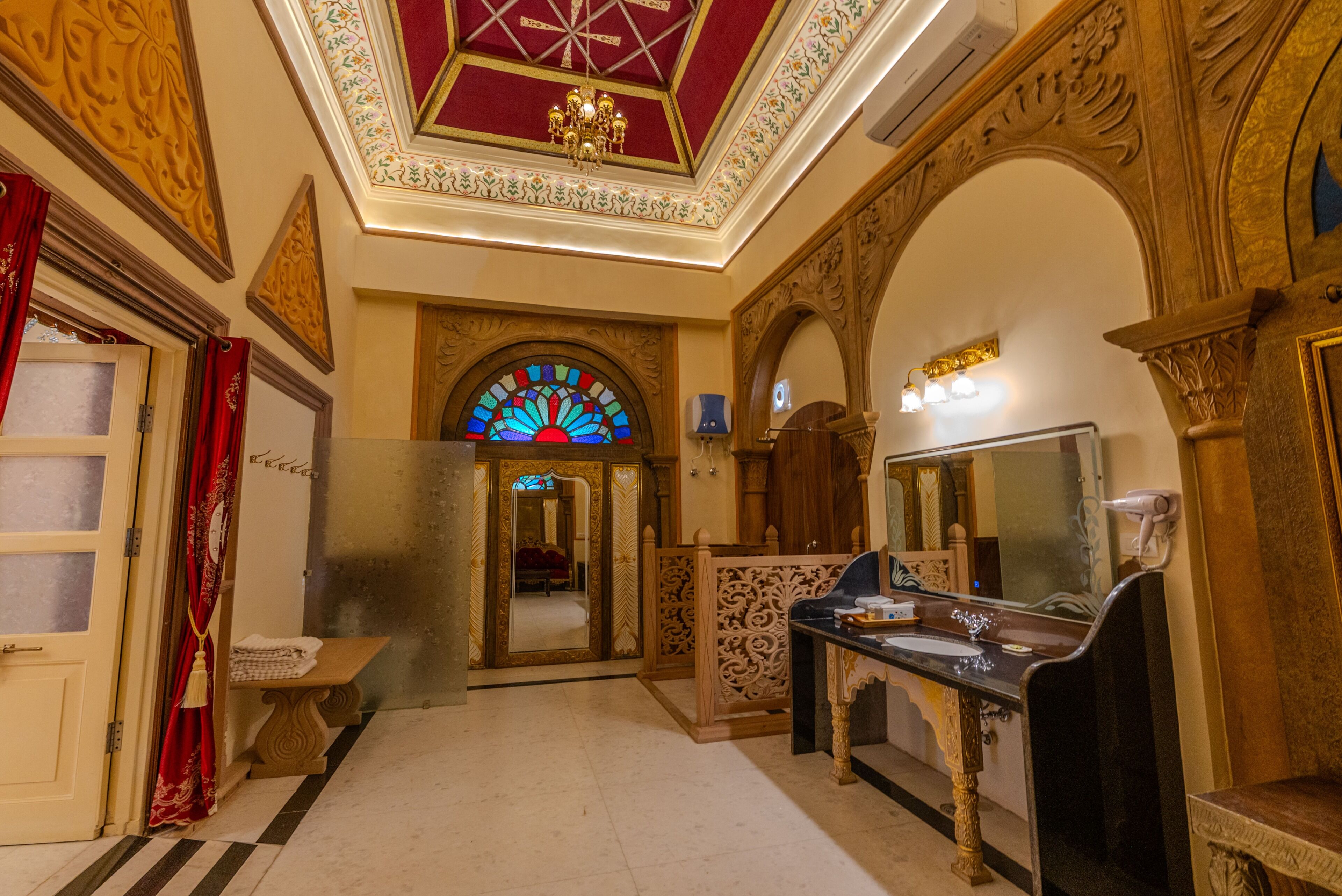 Maharaja Suite | Bathroom | Free toiletries, hair dryer, slippers, towels