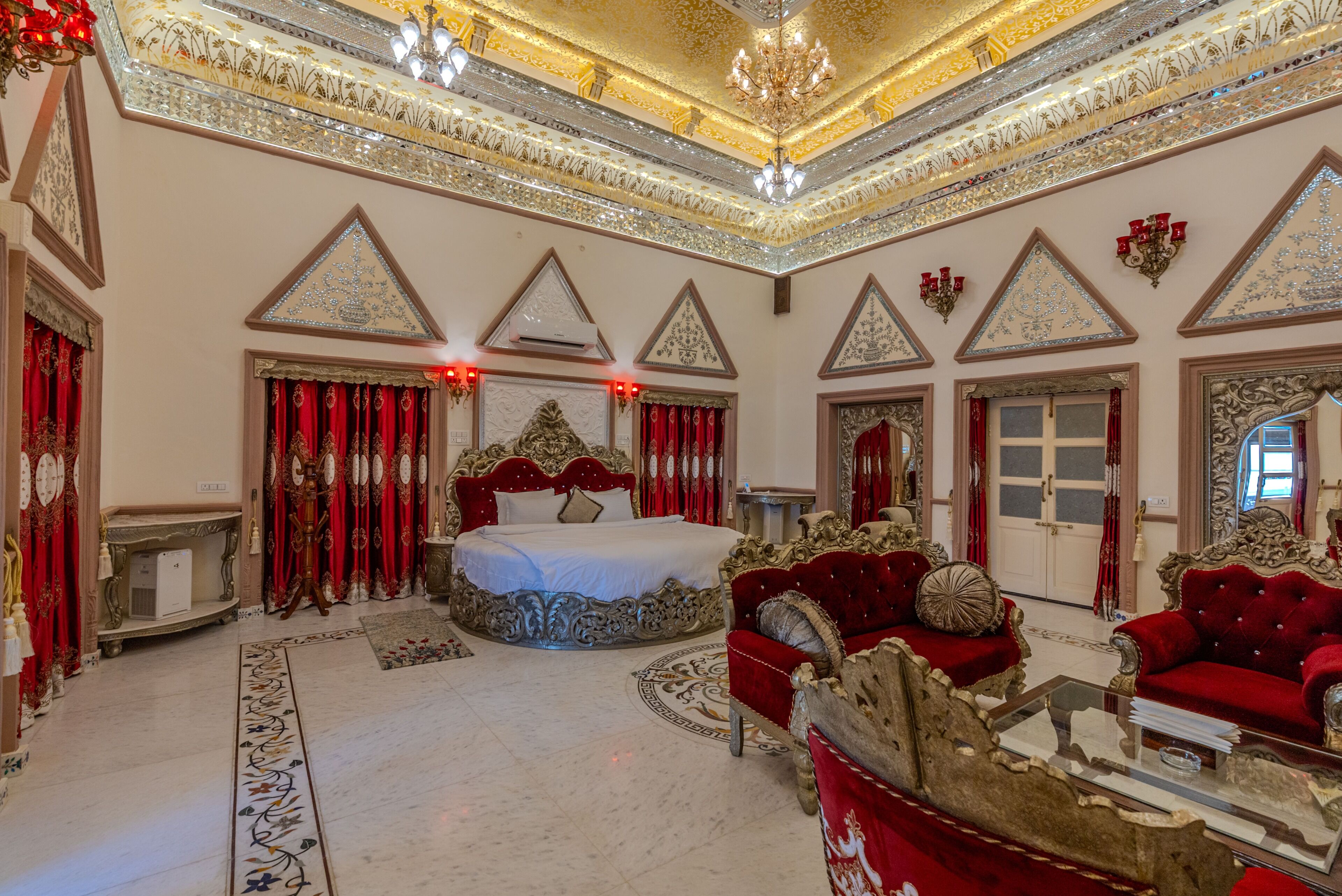 Maharaja Suite | Blackout drapes, WiFi (free), bed sheets