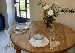 Dining - Stylish 1-bed cottage in beautiful countryside - Le Cerisier (Caylus)