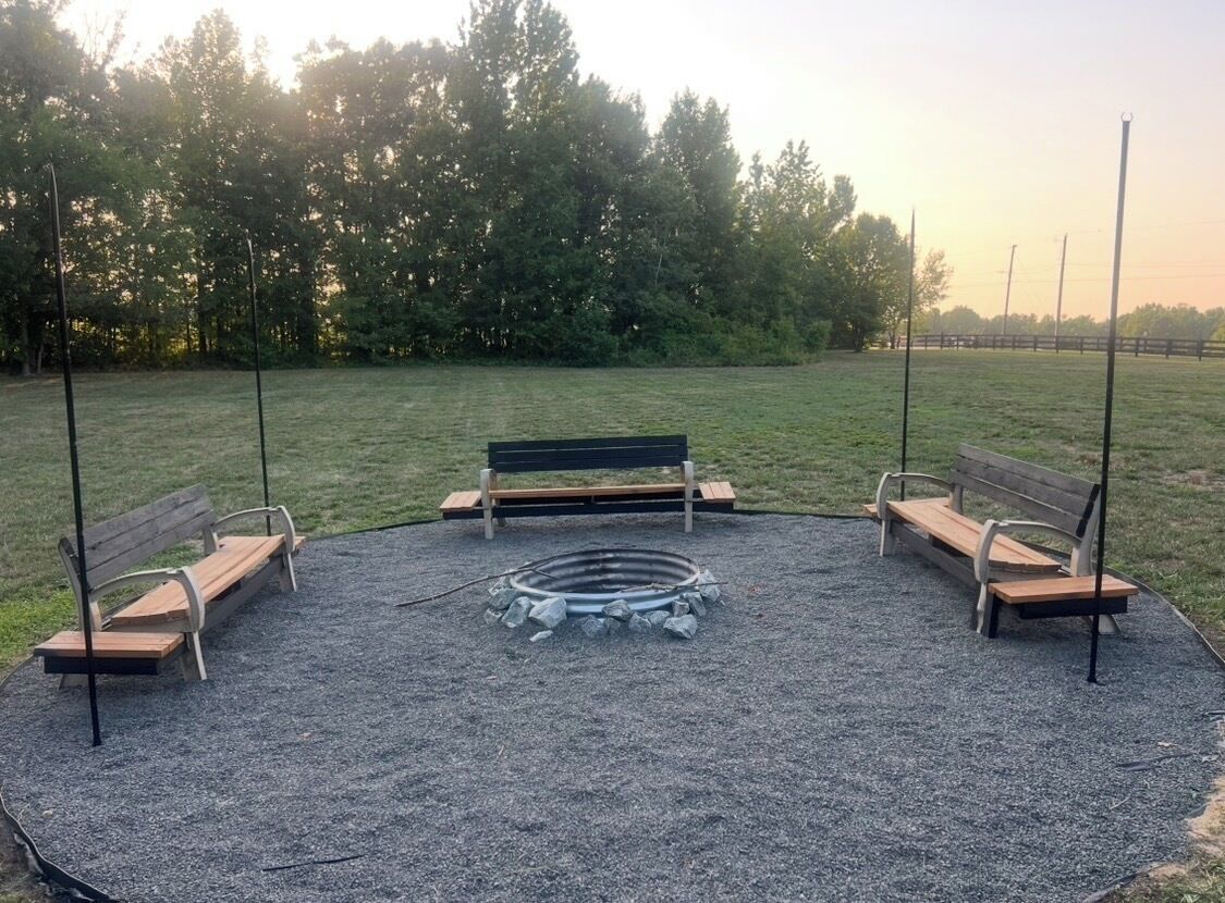 Un espacio al aire libre con bancos y un hogar para la chimenea.