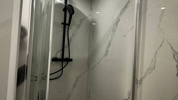 Dusche, Haartrockner, Handtücher, Seife