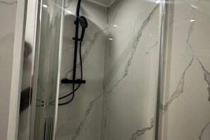 Dusche, Haartrockner, Handtücher, Seife