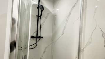 Een douche, een haardroger, handdoeken, zeep