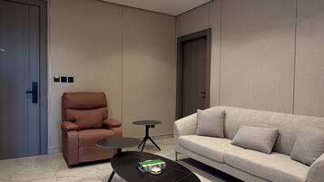 Apartment, 1 Bedroom, Accessible, Smoking | Living room