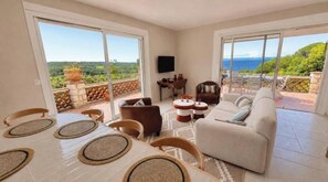 Living area - Charming Villa Sea View 800 m from the Beach (La Croix-Valmer)