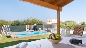 Outdoor pool - Beachclose, Private Pool, Gym: Sunny Breeze Villa (Kremasti)