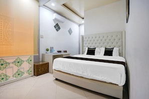 House | 1 bedroom - Stylish DBL Suite Escape W/ Free Wifi and Parking (Banda Aceh)