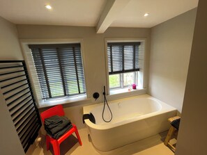 Hair dryer, towels, soap, toilet paper - Vrbo Property (Emmelsbüll-Horsbüll)