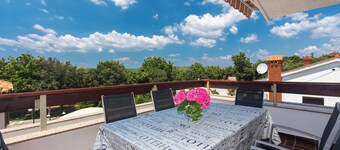 3-bedroom apartment near the sea in Punat