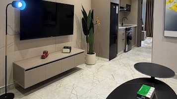 Apartment, 1 Bedroom, Accessible, Smoking | Living room