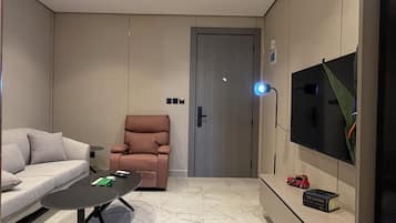 Apartment, 1 Bedroom, Accessible, Smoking | Living room