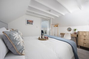 Tabla de planchar con plancha, acceso a internet y ropa de cama 