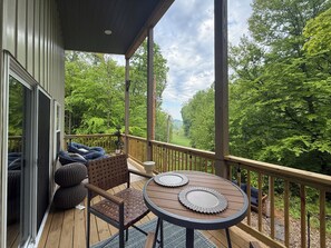 Outdoor dining - Serendipity Hollow - Serene - Hocking Hills  Tub/Sauna - Hot Tub/Sauna/Fireplace (Laurelville)