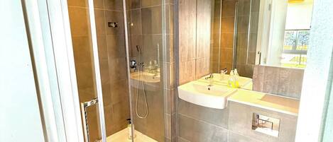 Apartment, 1 Bedroom, Accessible, Smoking | Bathroom