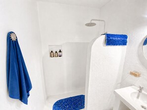 Een haardroger, handdoeken, zeep, toiletpapier