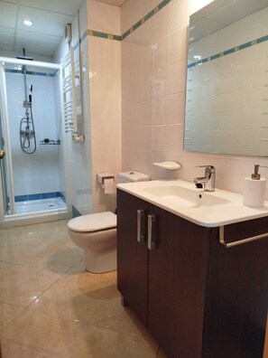Shower, hair dryer, bidet, towels - Vrbo Property (Benissa)