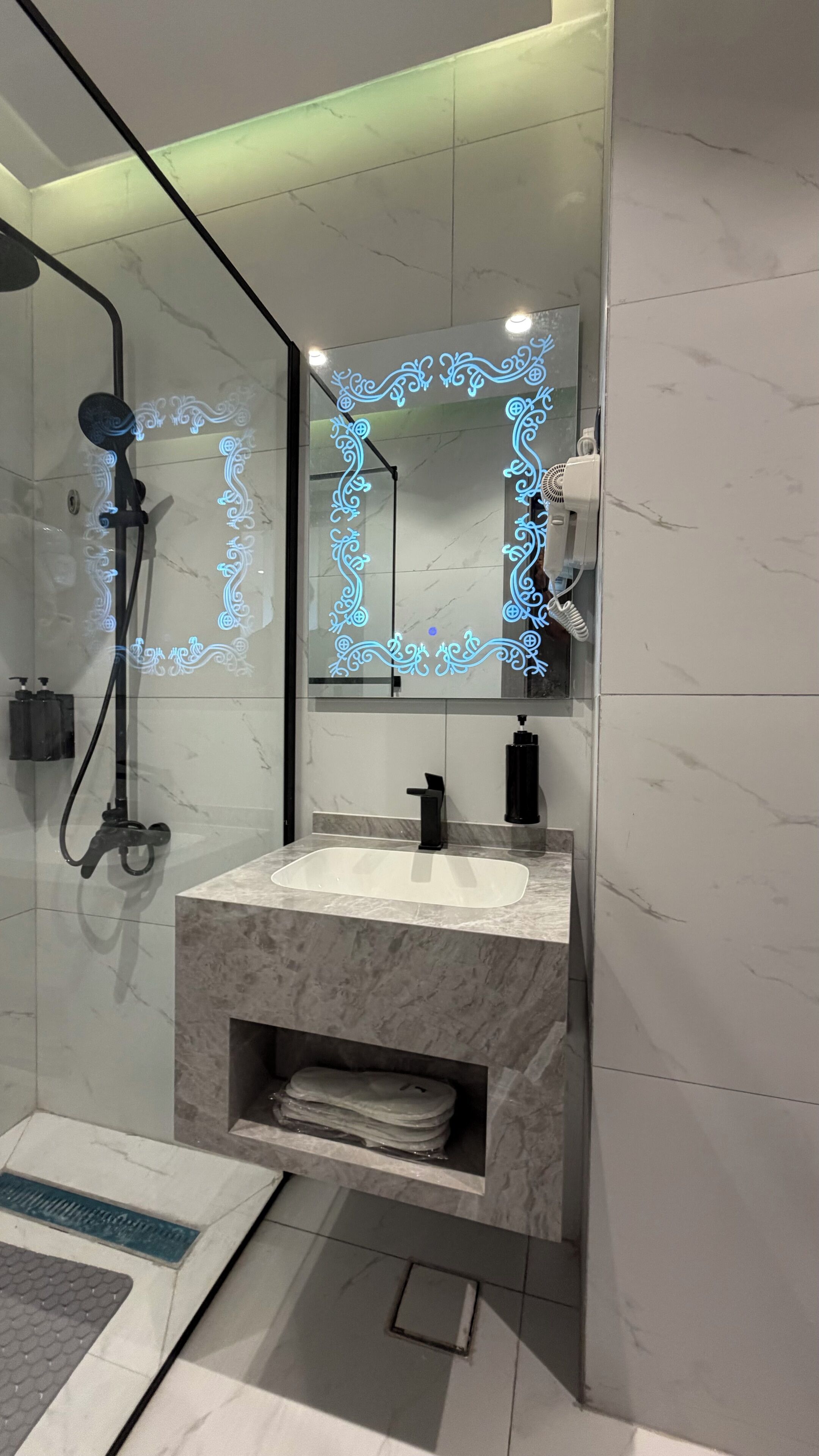 Apartment, 2 Bedrooms, Accessible, Smoking | Bathroom