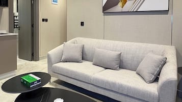 Apartment, 2 Bedrooms, Accessible, Smoking | Living room