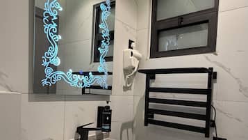 Apartment, 2 Bedrooms, Accessible, Smoking | Bathroom