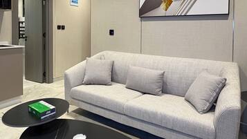 Apartment, 2 Bedrooms, Accessible, Smoking | Living room