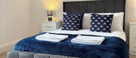5 bedrooms, iron/ironing board, WiFi, bed sheets