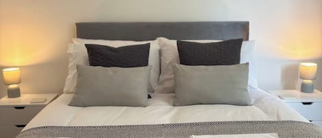 5 bedrooms, iron/ironing board, WiFi, bed sheets