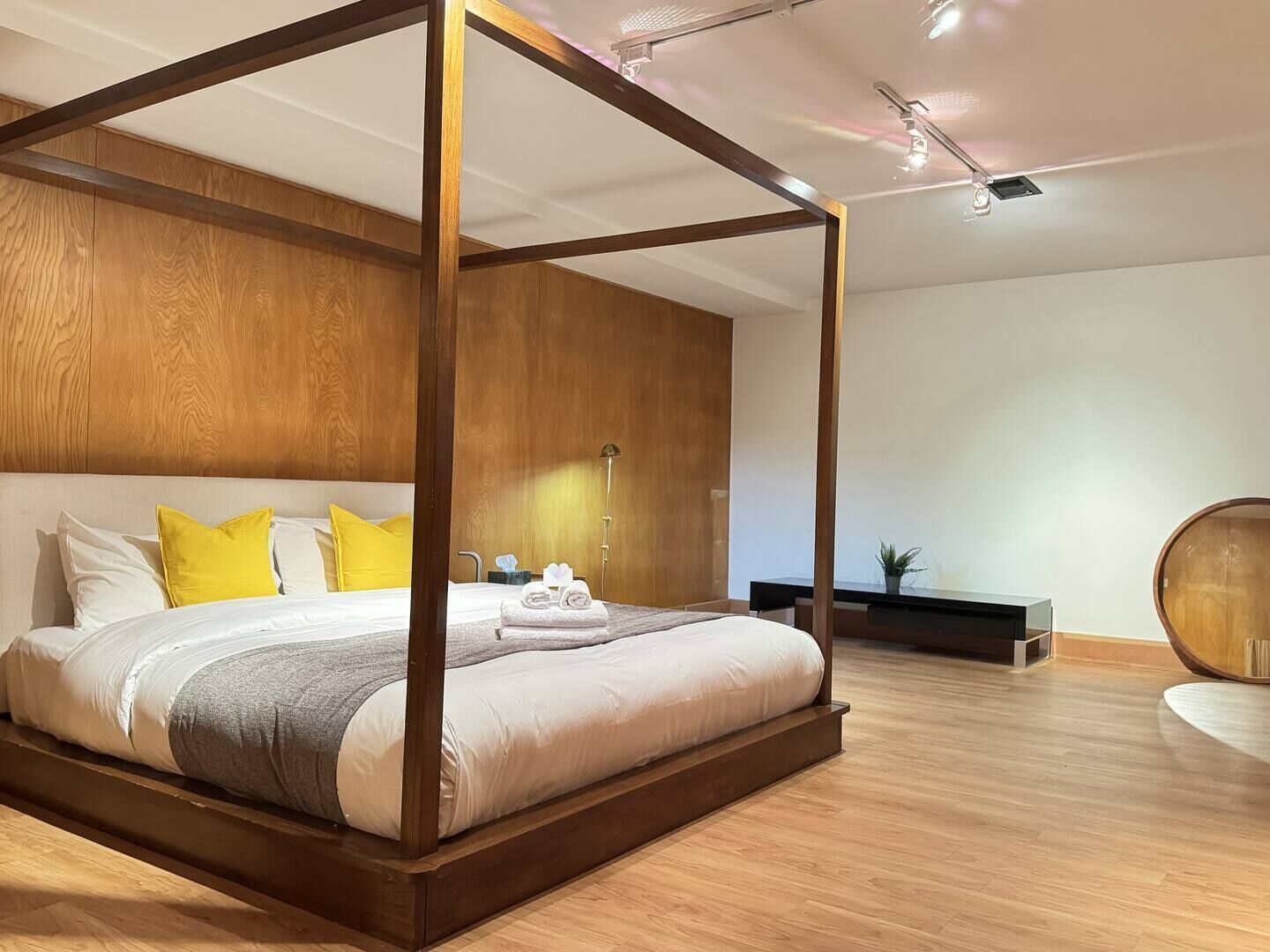 Iron/ironing board, free WiFi, bed sheets