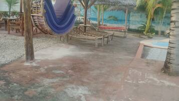 Tremannsrom – familie, bassengutsikt | Terrasse/patio